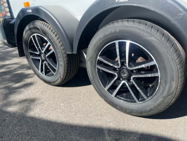 Cheval Liberté Touring Country Horse Trailer USED the alloy wheels