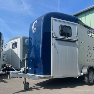 Cheval Liberté Touring XL in BLUE is stunning and a true head turner.  The most sort after horse trailer in the UK right now is the Cheval Liberté Touring Country XL and in BLUE is such a refreshing colour to go for.