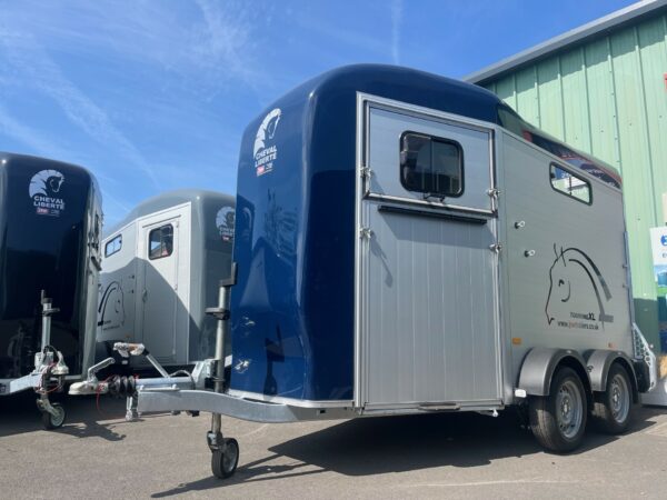 Cheval Liberté Touring XL in BLUE is stunning and a true head turner.  The most sort after horse trailer in the UK right now is the Cheval Liberté Touring Country XL and in BLUE is such a refreshing colour to go for.