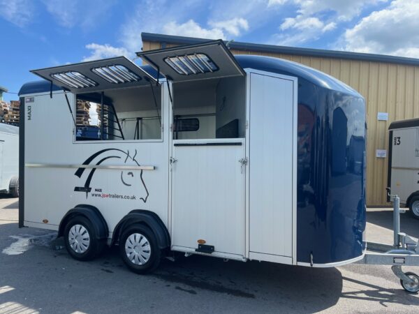 side pop up viewing windows on the Maxilivng trailer at JSW Trailers