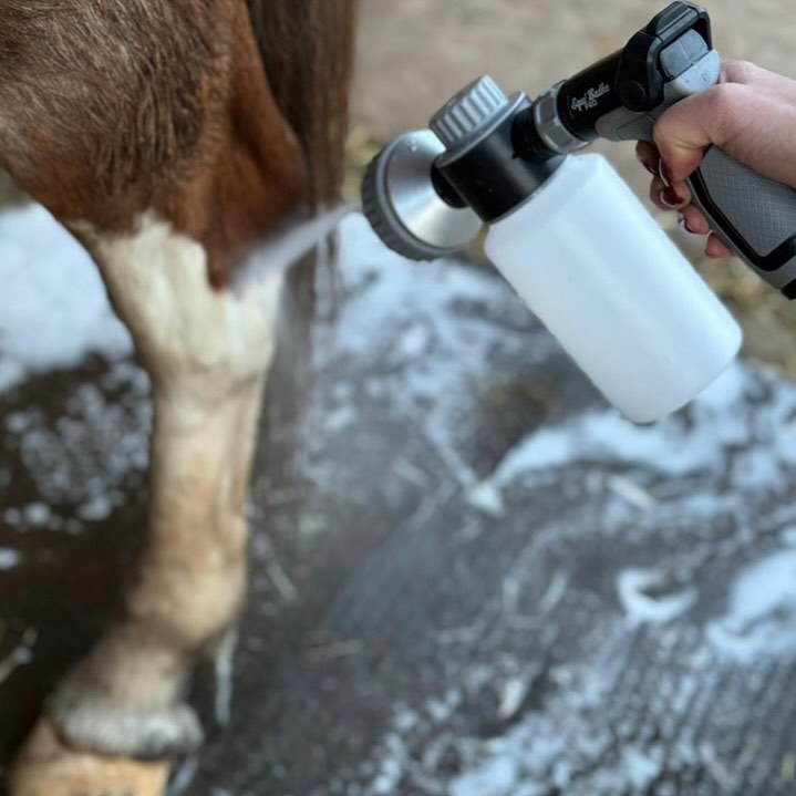 We have a brand-new portable horse wash at a fabulous introductory price, which is ready for you to put in the horsebox to take to this year’s summer events, to cool or wash down.