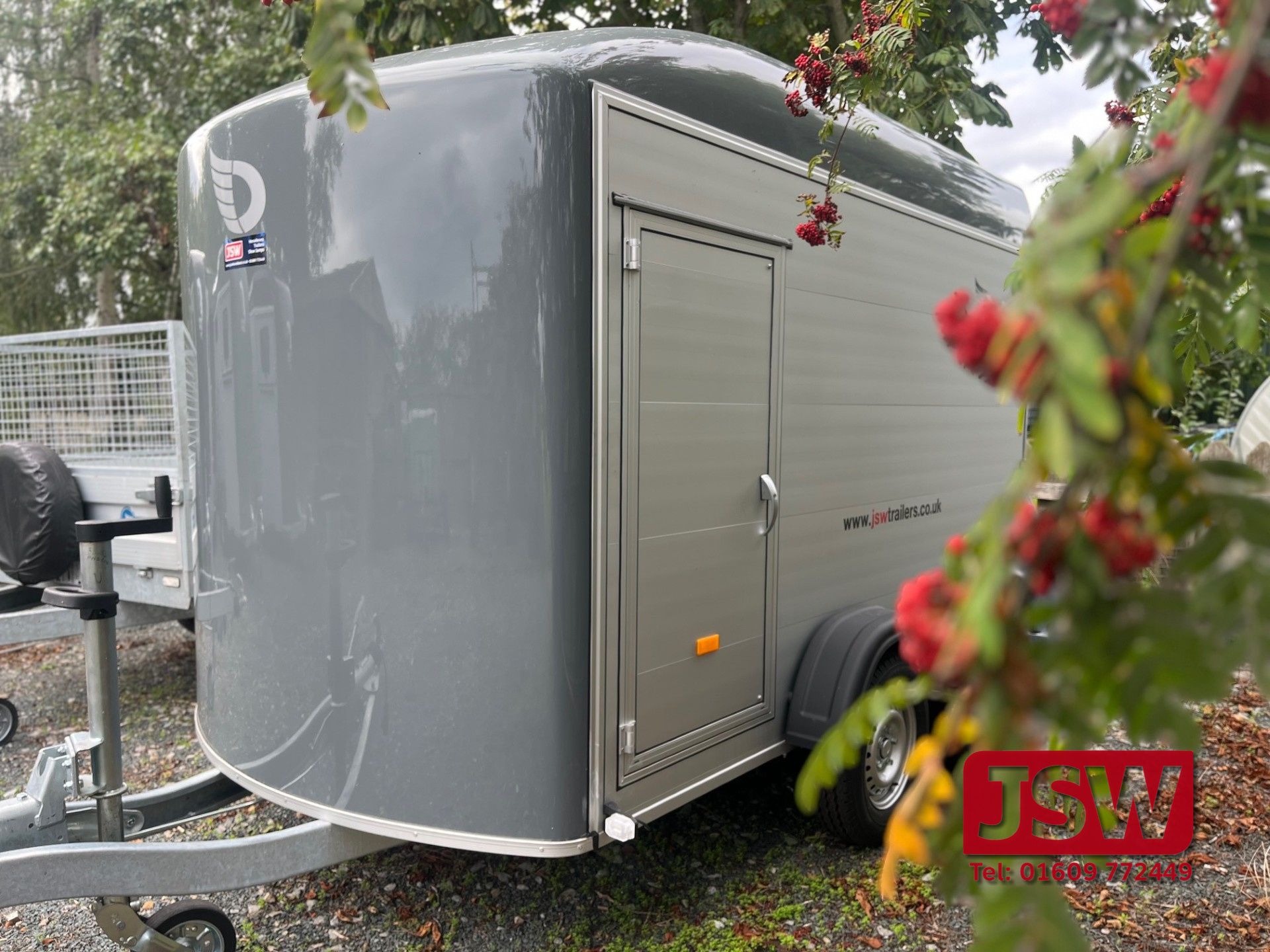 grey10 (1) Debon Roadster C500 Box Trailer Grey