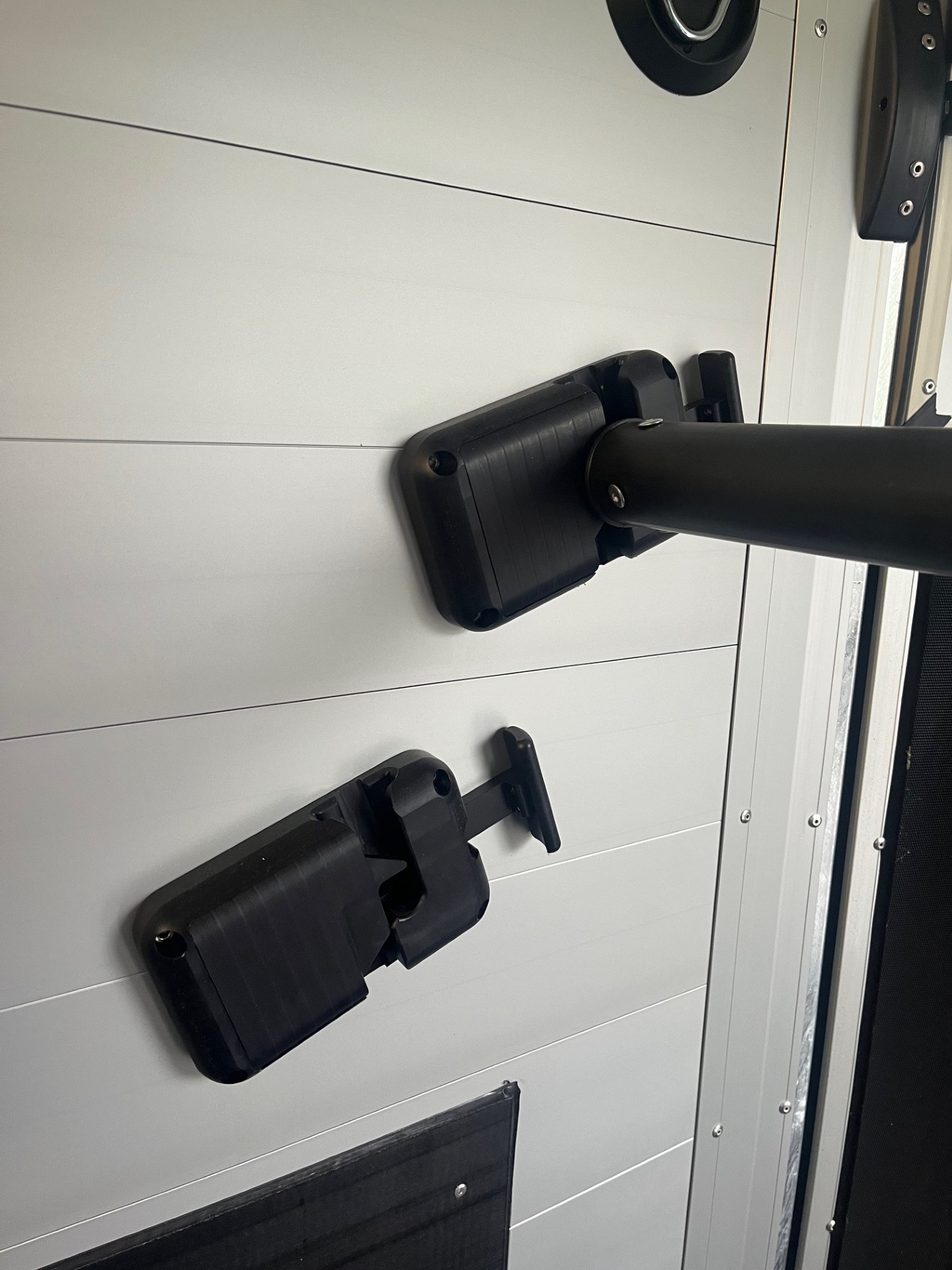 SOS3 SMART OPENING SECURITY S.O.S. is fitted to the front breast bar only