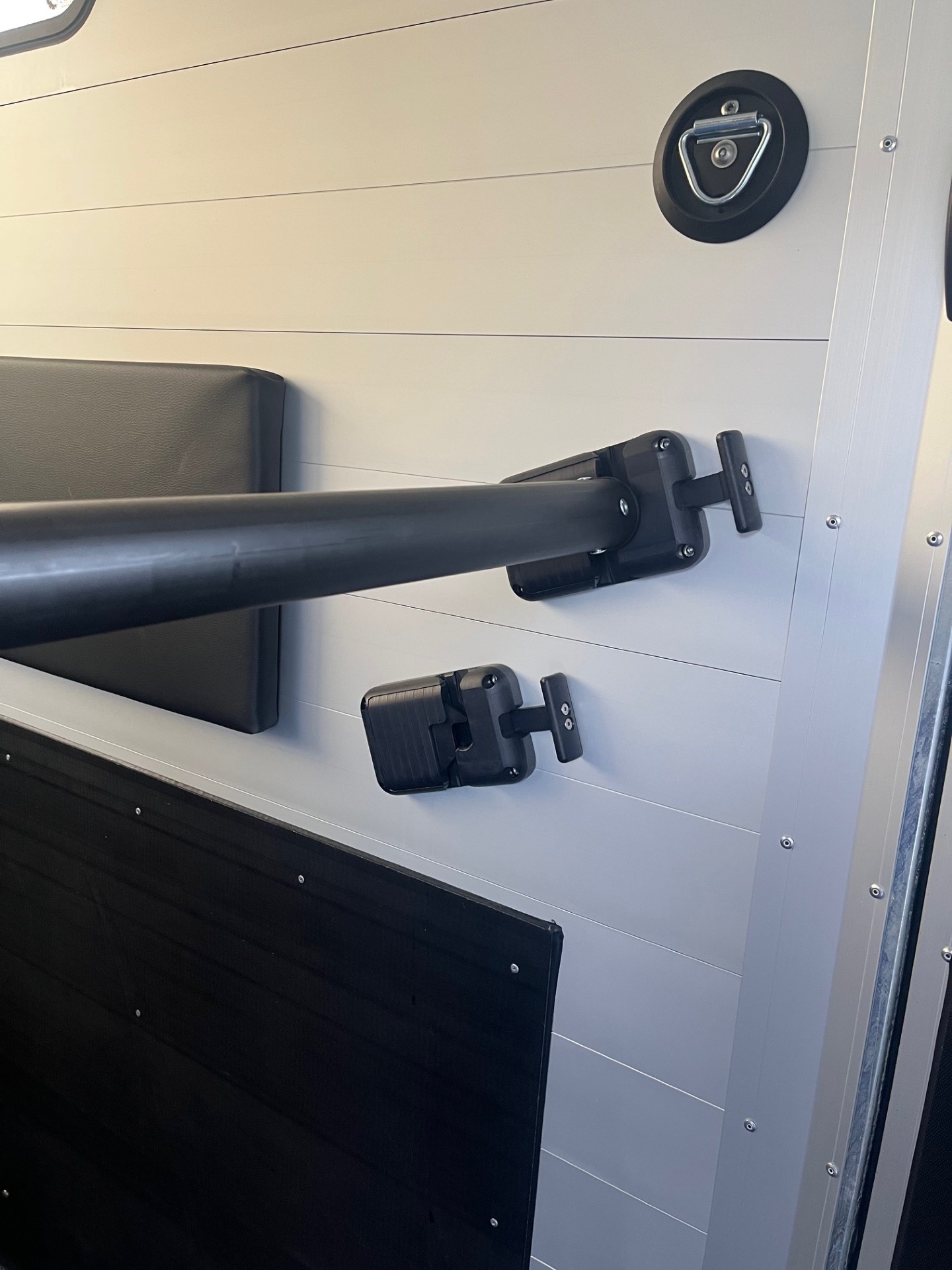 sos4 SMART OPENING SECURITY S.O.S. is fitted to the front breast bar only