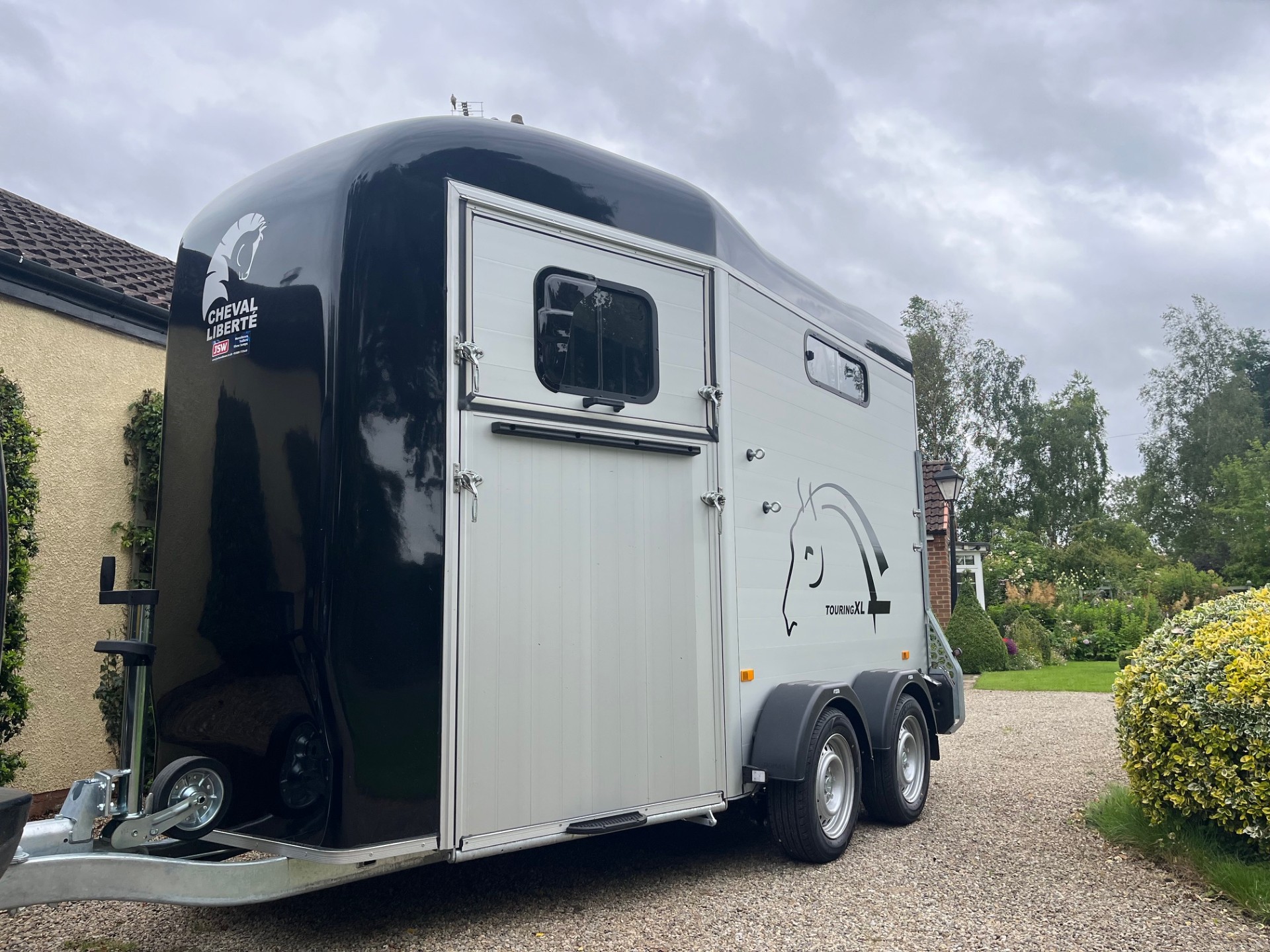 7 We know you love the Touring Country but if you find it a little small for your chunky cobs, STOP! and take a look at the new Cheval Liberte Touring XL Horsebox in Black.