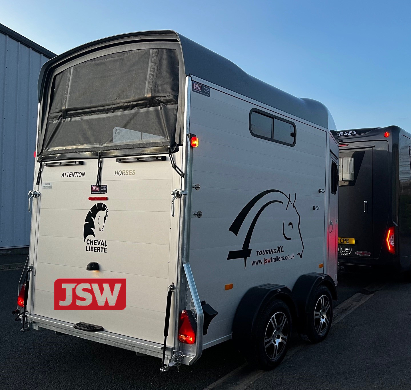 Black & alloys3 (1) We know you love the Touring Country but if you find it a little small for your chunky cobs, STOP! and take a look at the new Cheval Liberte Touring XL Horsebox in Black.