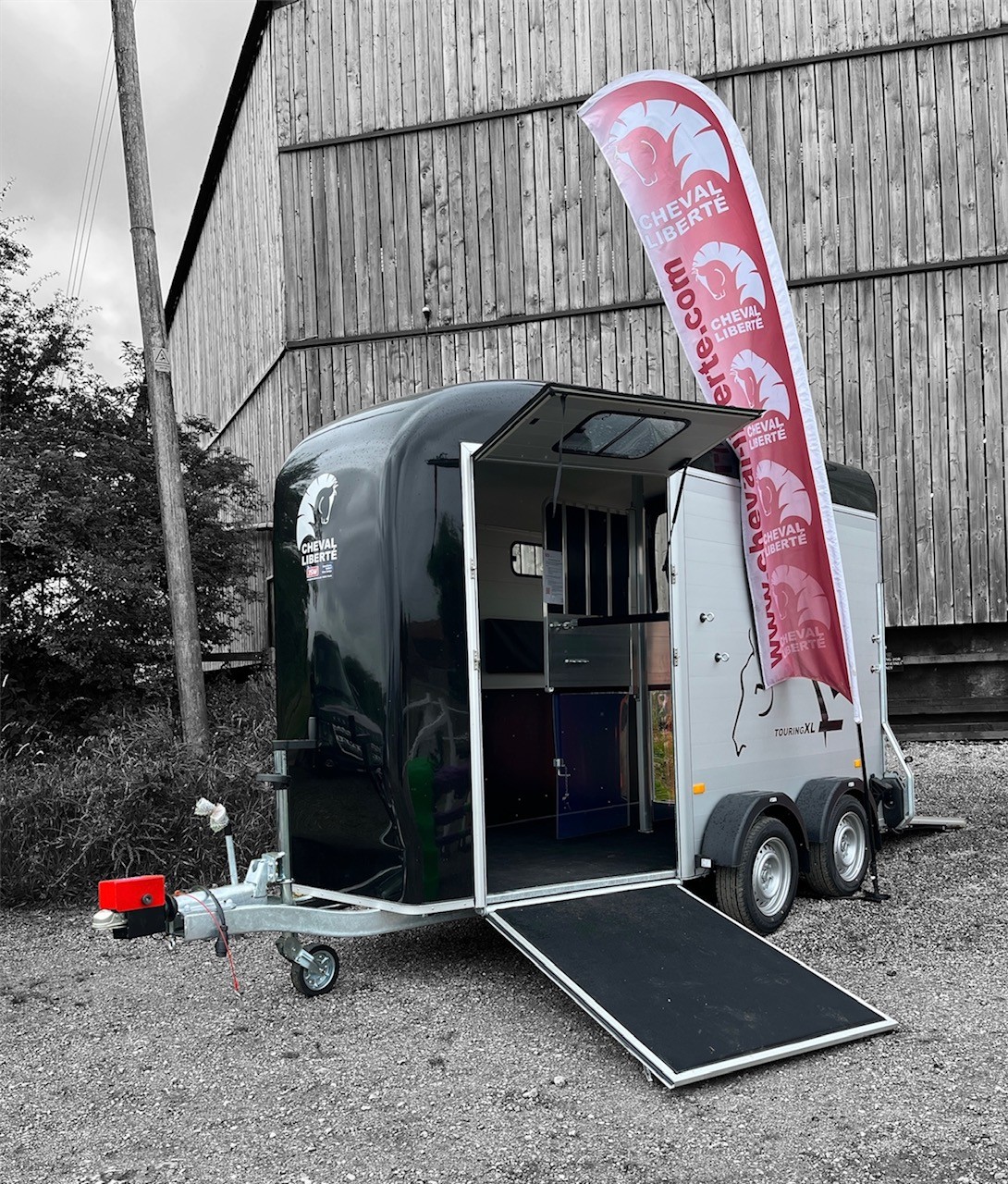 black RED We know you love the Touring Country but if you find it a little small for your chunky cobs, STOP! and take a look at the new Cheval Liberte Touring XL Horsebox in Black.