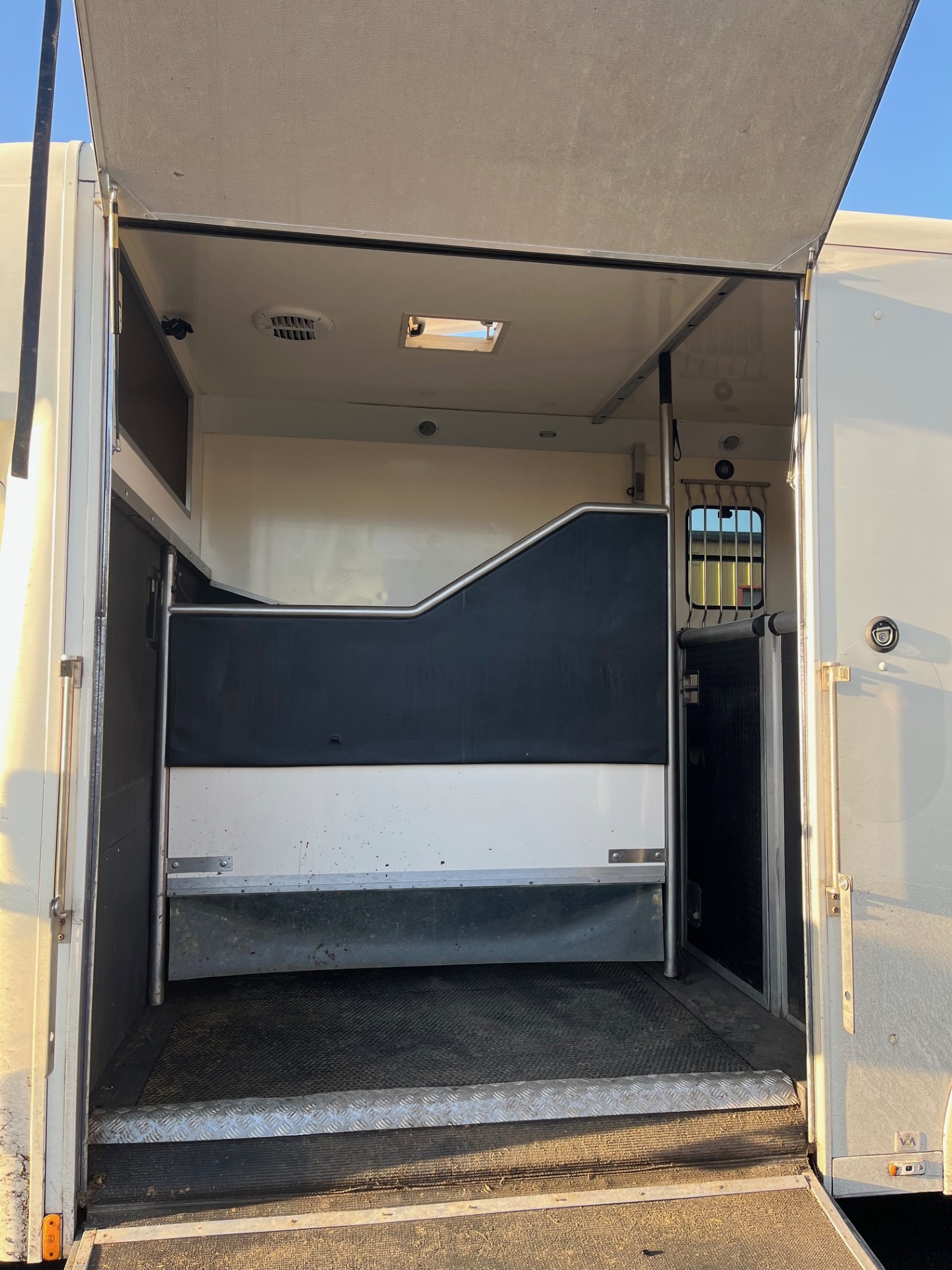 MO13 Alexander 3.5ton York Horsebox