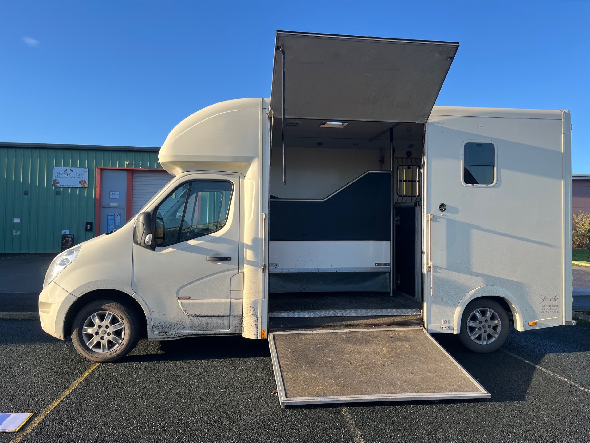 MO17 Alexander 3.5ton York Horsebox