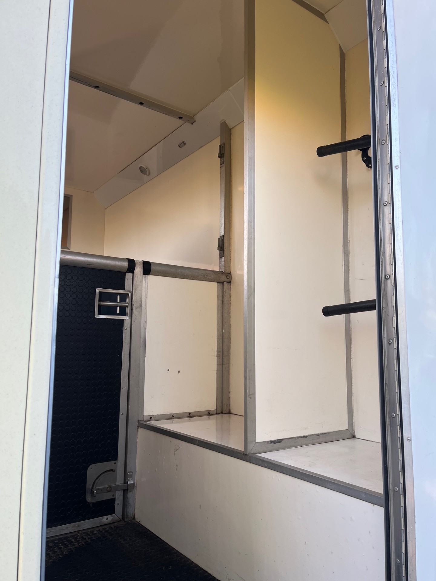 MO18 Alexander 3.5ton York Horsebox