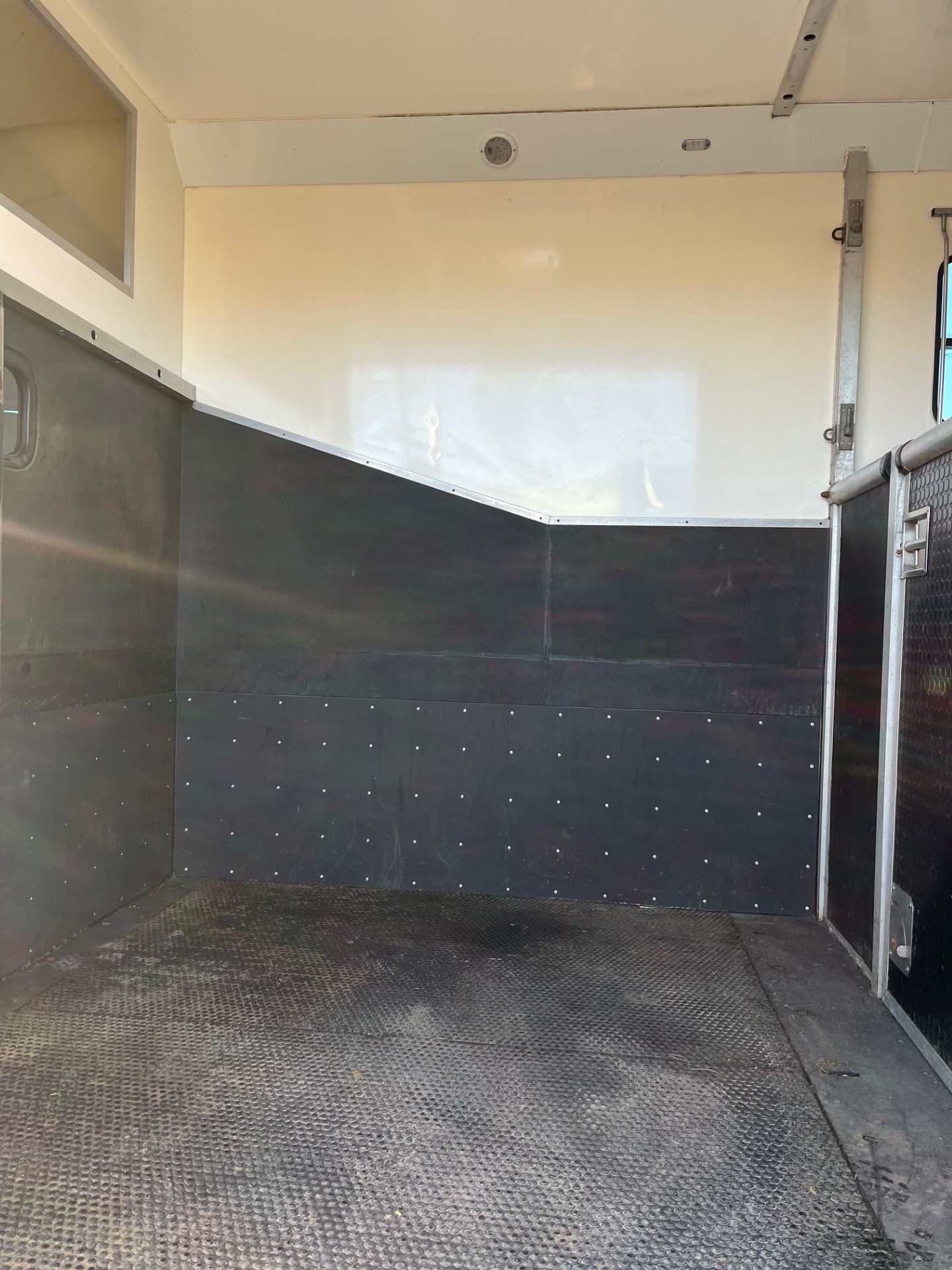 MO5 Alexander 3.5ton York Horsebox